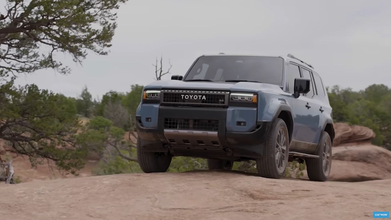 Toyota dezvăluie prima versiune hibridă a Land Cruiser