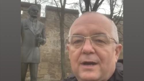 Primarul Emil Boc, poză cu statuia lui Iuliu Maniu, repusă pe soclu în șantier, după protestele unor clujeni: ”Încă o dată mă întorc și spun că îmi pare rău că acest moment a fost gestionat nu cum trebuie de muncitorii firmelor de construcții”