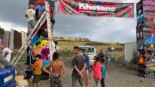 Emil Boc, invitat de romi la festivalul de la Pata Rât, să vadă cum e viața printre gunoaie: ”Și noi suntem clujeni” / „Khetane – Comunități împreună” este primul festial al comunităților marginalizate din Cluj-Napoca