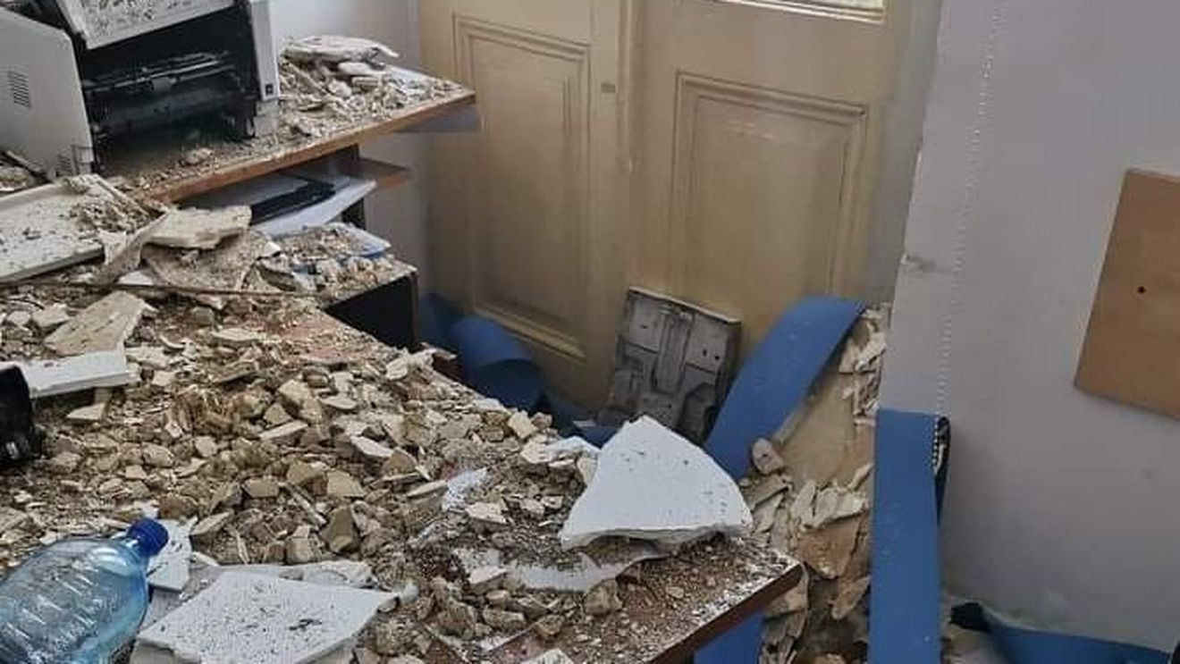 FOTO Bucăți din tavan au căzut în Secția 3 de Poliție a Capitalei/ Sindicatul Europol: Domnule ministru, raportăm: Ne cade tavanul în cap!