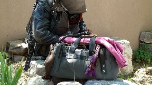 Persoanele fără adăpost din Târgu Jiu refuză să intre în imobilul pregătit de administrație pentru că nu pot consuma alcool / ”Noi trebuie să ne facem datoria și să îi îndrumăm către adăposturi și locuri călduțe”