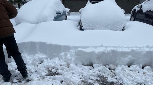 Stratul de zăpadă din București se va dubla. ANM anunță peste 50 cm, primarii recomandă evitarea deplasărilor și a utilizării mașinii personale