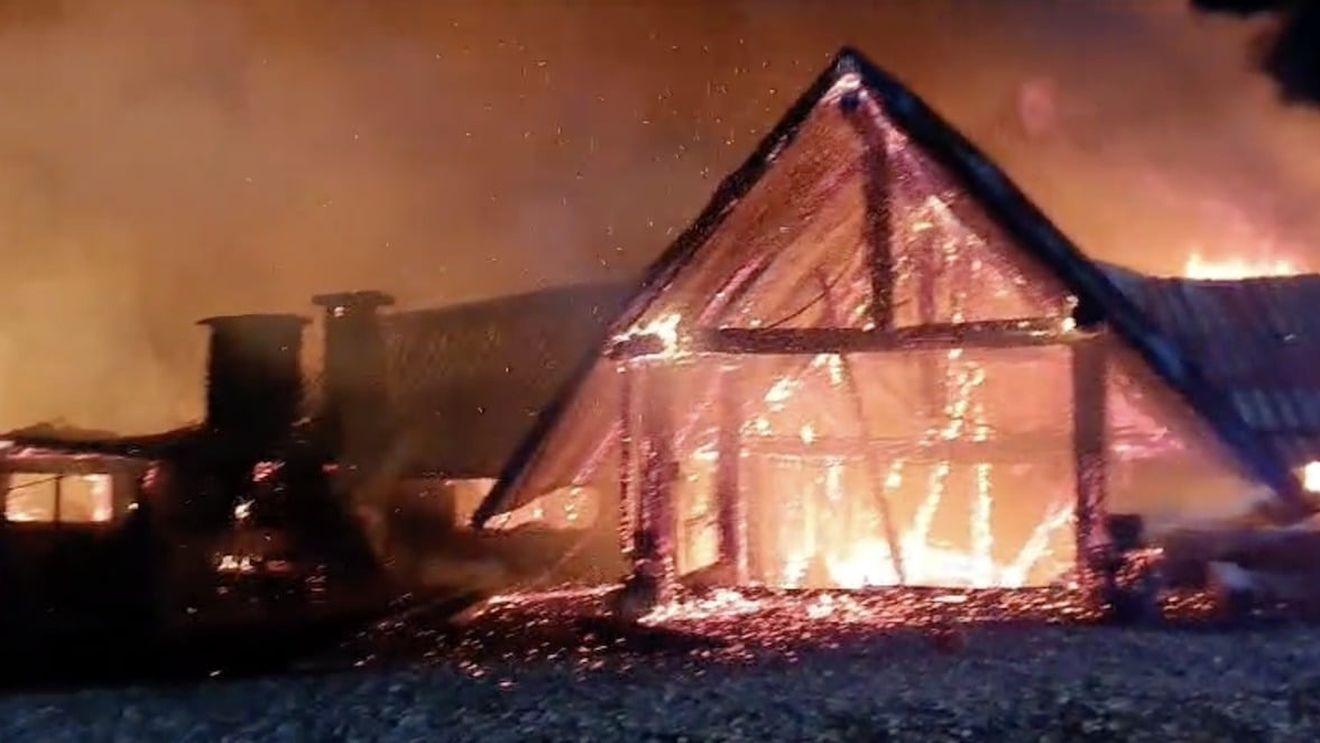 BREAKING Șase oameni, din care cel puțin un copil, au murit în incendiul care a mistuit pensiunea Ferma Dacilor din Tohani - Prahova / Un adult și doi copii sunt dispăruți / Pensiunea funcționa fără autorizație de securitate la incendiu / Cine e patronul