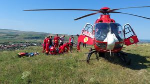 Cluj: Un tânăr de 23 de ani a căzut cu parașuta, fiind solicitat elicopterul SMURD pentru a fi transportat la spital