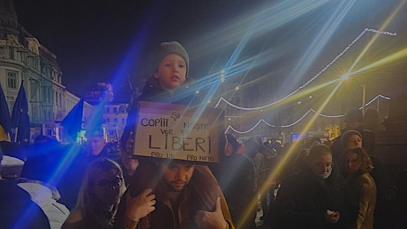 LIVE Mii de persoane la manifestația pro-democrație de la Universitate / Victor Rebengiuc, Ana Blandiana, Stere Gulea, Oana Pellea, Melania Medeleanu, fondatoarele „Dăruiește Viață”, trupa Taxi și mulți alții / „Și copiii noștri vor fi liberi” / „Avem de ales între Europa și Rusia!”