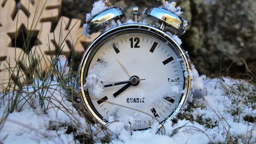 Ora de vară se încheie în Europa în acest weekend, dar experții avertizează că schimbarea orei poate dăuna sănătății