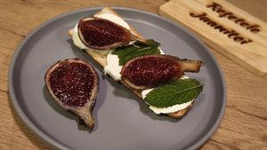 Bruschetta cu mozzarella și smochine – un mic dejun delicios și rafinat/ În plus și ușor de pregătit