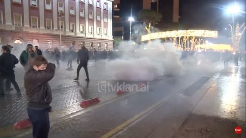 VIDEO Manifestație tensionată la Tirana după moartea unui tânăr împușcat de poliția albaneză