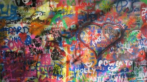 Numele nostru este mai mult decât credem: Ce spun diferite culturi despre cum ne influențează viața și deciziile și ce sunt ”microagresiunile” care îi afectează pe cei cu nume bizare sau rare