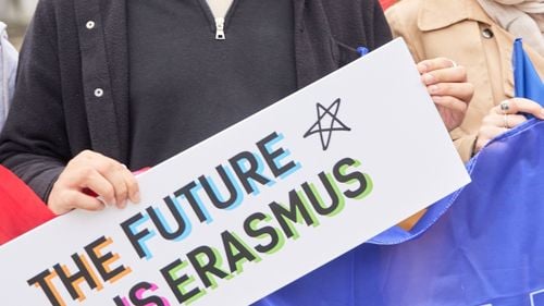 VIDEO Experiența unui student Erasmus în Austria: „Laboratoare mult mai dotate, mai multe resurse, predările sunt mai practice, profii sunt implicați”/ Câți bani sunt necesari, realist, pe lângă bursă