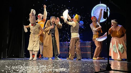 VIDEO: Sute de copiii din satele județului Alba participă la Festivalul Internațional de Teatru de la Alba Iulia. Cei mai mulți nu au mai fost niciodată într-o sală de spectacole