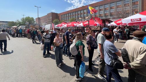 FOTO-VIDEO. Coadă de zeci de persoane la Obor, de 1 Mai: Bucureștenii se înghesuie să cumpere celebrii mici, de Ziua Muncii