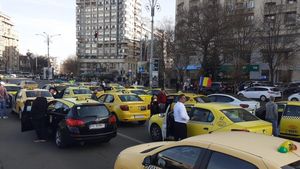 Sute de taximetriști au protestat în Piața Victoriei / Șoferii doresc să poată folosi mașini mai vechi și limitarea numărului de „Bolt-uri”