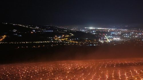 VIDEO Circa 4000 de lumânări anti-îngheț au fost folosite de o fermă din Cluj pentru a proteja cireșii de temperaturile scăzute: ”Azi noapte am dat foc la 40.000 de euro”