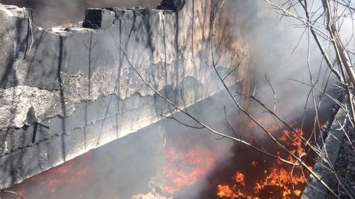 FOTO Incendiu la o clădire din București în care se află anvelope şi gunoi menajer; a fost sesizată Garda de Mediu