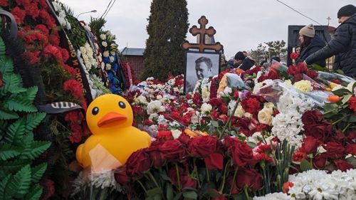 VIDEO Pelerinaj la mormântul lui Navalnîi: Oamenii continuă să vină pentru a depune flori, la o zi de funeraliile opozantului rus
