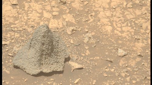 Roverul NASA a descoperit pe Marte o rocă în formă de coif medieval