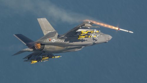 Un nou sistem AI aflat în teste promite să schimbe luptele aeriene, ajutând piloții să reacționeze mai rapid și să execute manevre înainte ca pericolul să devină critic