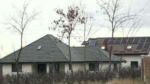 Românii din mediul rural vor putea să-și monteze panouri fotovoltaice și să-și anvelopeze casa cu bani de la stat