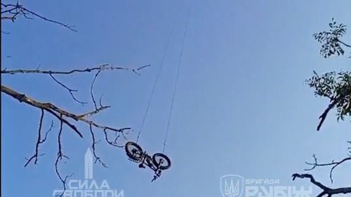 VIDEO „Eram înconjurat din toate părțile”: un soldat ucrainean scapă de pe câmpul de luptă cu ajutorul unei biciclete livrate de o dronă