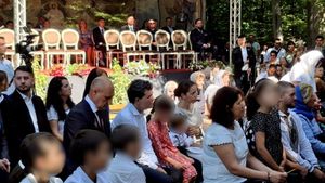Nicușor Dan nu a participat la Ziua Marinei pentru că se afla la Mănăstirea Sâmbăta de Sus, în apropiere de orașul său natal / Aici organizează Fundația neolegionară ”Ion Gavrilă Ogoranu” întâlniri anuale / Președintele Dan a stârnit reacții internaționale după ce a anunțat că va retrimite în Parlament legea anti-extremism, deși CCR a declarat-o constituțională