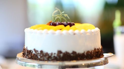 Aproape 1,8 milioane de români îşi sărbătoresc onomastica de Sfinţii Constantin şi Elena