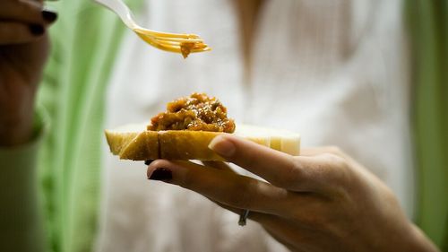 Incursiune în istoria delicioasă a zacuștii: Cum a ajuns la noi, cum s-a pierdut sensul etimologic și care sunt cele mai „exotice” rețete întâlnite în România