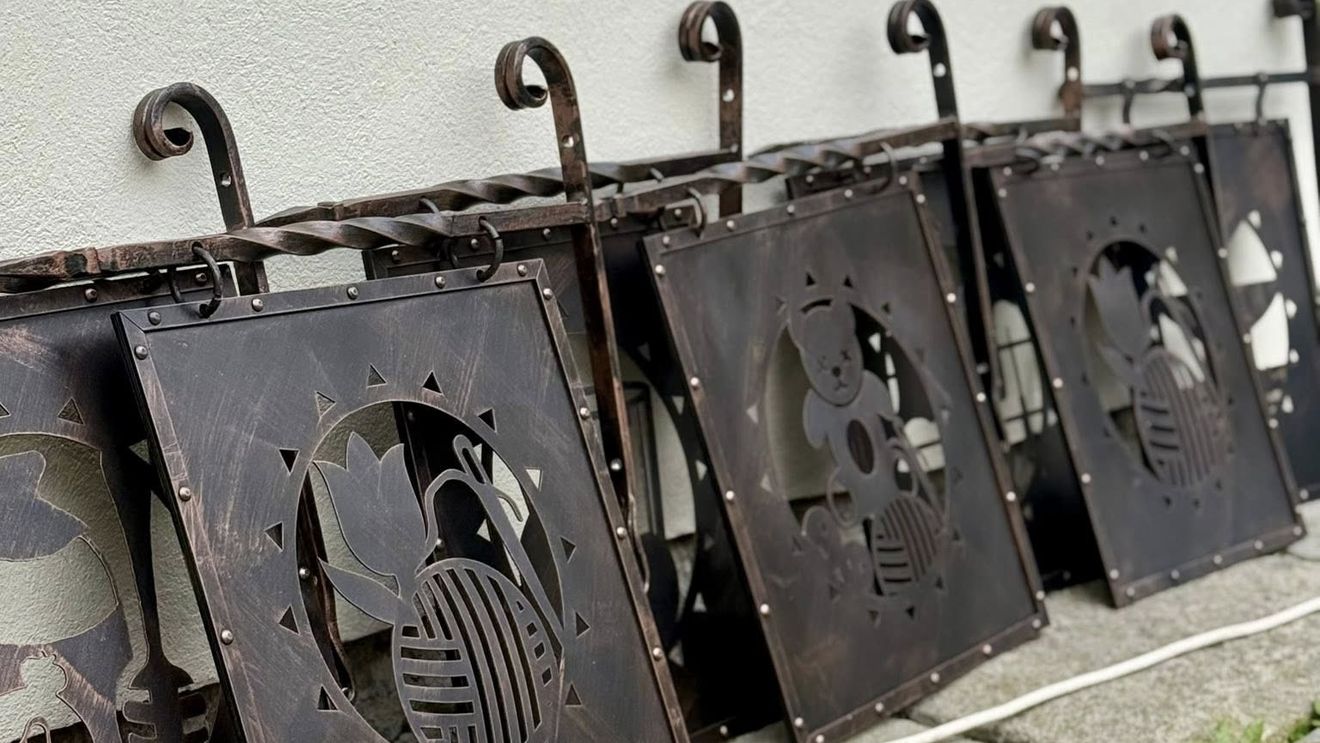 Meşteşugari din zona Ciuc au primit firme din fier forjat pentru promovarea afacerilor / Primarul Korodi Attila: Suntem foarte obișnuiți să căutăm totul pe net. Intrăm în localități și ce nu găsim pe Google Maps nici nu remarcăm