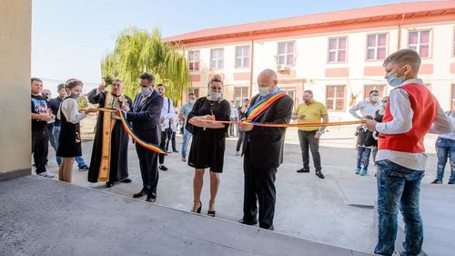 Candidatul PNL la CJ Constanța a tăiat panglica unei școli nefuncționale, cu elevi aduși de-acasă. Directorul spune că primarul i-a cerut să o inaugureze și nu a refuzat pentru că ”îi ajută cu dezinfectant”