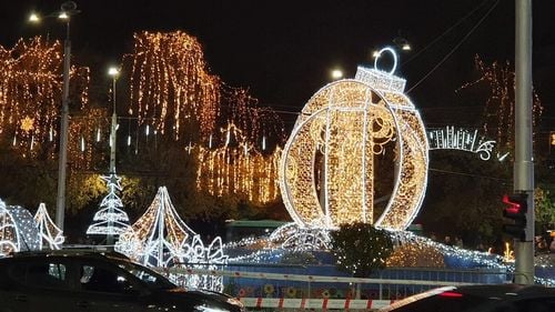 S-au aprins luminile de sărbători în Sectorul 4