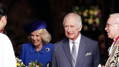 Regele Charles al III-lea „se simte bine”, anunţă regina Camilla care-l vizitează de trei ori în două zile după o operaţie la prostată. Ea a sosit cu un audi negru la intrarea din spate a London Clinic, unde au fost internaţi prinţul Philip, JFK şi Elizabeth Taylor