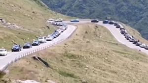 Un bărbat şi un copil, cetățeni străini, transportaţi la spital după ce motocicleta pe care se aflau a fost lovită de un autoturism, pe Transfăgărăşan / Traficul se desfăşoară alternativ
