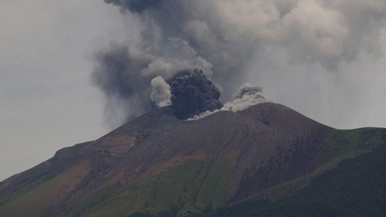 Şapte vulcani s-au "trezit" simultan după cutremurul din Peninsula Kamceatka