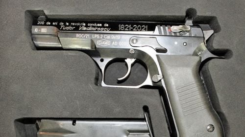 FOTO Fabrica de Arme din Cugir a lansat pistolul LP5 Pandur, care va intra în dotarea Armatei. Primele 200 de bucăți sunt de colecție și au fost dedicate bicentenarului revoluției lui Tudor Vladimirescu