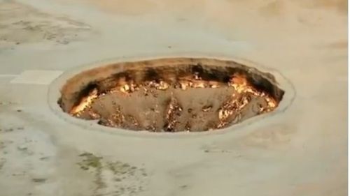 VIDEO Turkmenistanul închide Poarta către Infern / A fost stinsă o pungă cu gaz care a ars timp de 50 de ani