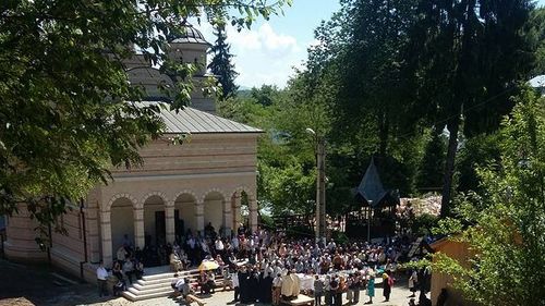 Arad: Mănăstirea Feredeu a fost inundată, în urma unei viituri puternice