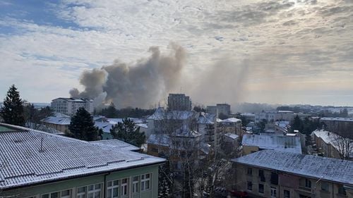 UPDATE VIDEO Peste 1500 de mp afectați de incendiul din Suceava, unde acționează 18 mașini de stingere și 5 autoscări. Intervenția este dificilă din cauza cantității mari de lemn/ Clădirea comună a Prefecturii și Consiliului Județean se află în reparații de câteva luni
