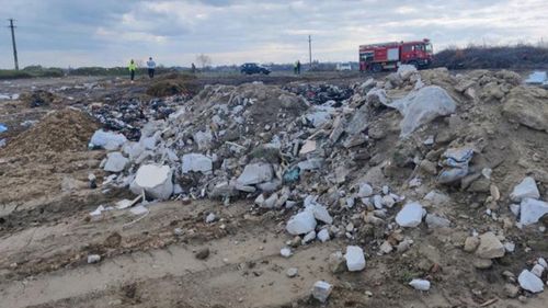 Primărie din județul Suceava, amendată cu 50.000 de lei după ce angajații de aici au aruncat gunoiul pe câmp / Camioneta folosită la transportul deșeurilor a fost confiscată