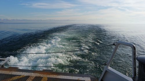 Trei oameni au murit după ce un feribot a luat foc în largul coastelor Indoneziei / Doar jumătate dintre pasageri erau înregistrați