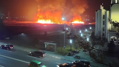 Incendiu de vegetaţie pe o suprafaţă de circa 2,5 hectare în municipiul Vâlcea / Focul ar fi fost pus intenţionat de o persoană neidentificată