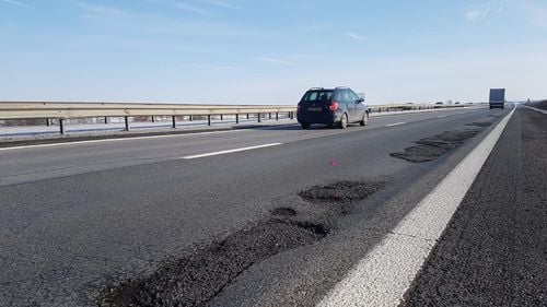Primele efecte ale zăpezii din ultimele zile / Autostrada București-Pitești a devenit un pericol pentru siguranța deplasării / Pagube însemnate pentru șoferi/CNAIR dă vina pe transportatori