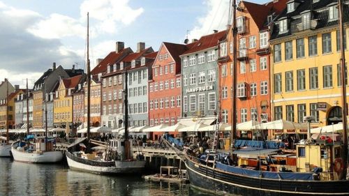 Un danez a fost condamnat la închisoare după ce a ameninţat doi poliţişti, tuşind şi strigând că are 'corona'