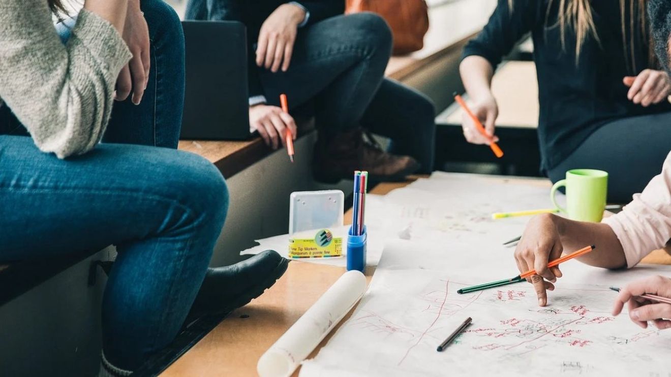 INFOGRAFIC Ce impact a avut pandemia COVID-19 asupra femeilor: locuri de muncă pierdute, creșterea cazurilor de violență domestică / Aproximativ 76% din angajații din Uniunea Europeană care au fost cei mai expuși la virus sunt femei