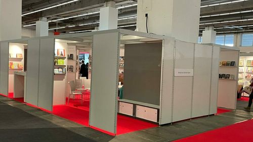 Românii care au vizitat Târgul de carte de la Frankfurt remarcă, în postări pe reţelele sociale, „standul jenant” al României în comparaţie cu cele ale altor ţări din regiune / „Nici măcar numele ţării nu apare scris mare sau vizibil”