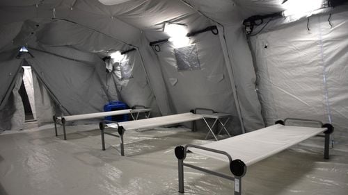 GALERIE FOTO Cum arată spitalul amenajat de militari pe stadionul din Constanța, unde vor fi tratați pacienții cu forme ușoare de coronavirus/ Spitalul va avea 55 de paturi și 100 de locuri de carantinare