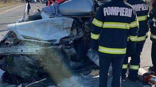 Un accident violent a avut loc în Ploiești, în apropierea sensului giratoriu suspendat/ Cei doi șoferi au murit
