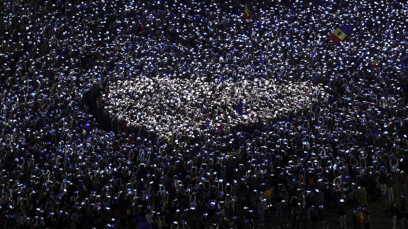 Peste 10.000 de persoane la mitingul „EuRo Manifest”, în Piaţa Victoriei: Este momentul să ne facem auziţi şi să arătăm că România este şi va rămâne parte a familiei europene! / Participanți la mitingurile pro-Georgescu, identificați de jandarmi în zona manifestației