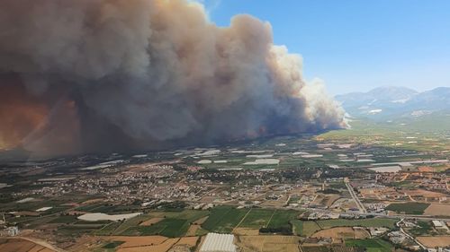 UPDATE VIDEO Incendii masive în sudul Turciei, la 75 de kilometri de Antalya. Zeci de clădiri au fost evacuate/ Primarul localității în care au izbucnit flăcările: ”Nu am mai văzut așa ceva”