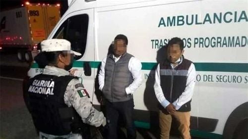 O ambulanță falsă care transporta 28 de migranți a fost oprită de autoritățile mexicane în drum spre SUA