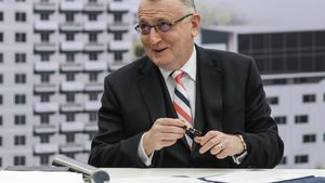 Sorin Cîmpeanu se contrazice și îi acuză de politicianism pe cei care critică eliminarea burselor sociale de 200 de lei pentru liceenii din sate care învață în altă localitate, pe care tot ministrul le-a introdus la începutul anului